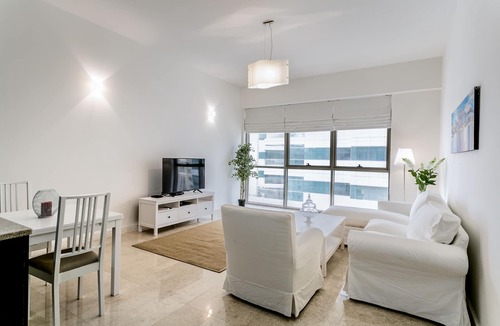 Al Barsha 1 Apartment | Walking Distance from Mall of the Emirates!