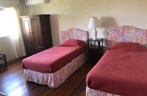 Gibbes House | Walking distance to Gibbs Beach!!