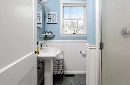 Silver Beach House | Walking distance to the Beach! Cottage with A/C, backyard patio, outdoor shower