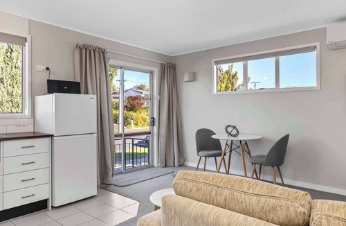 Two Mile Bay House | Walking Distance to the Lake - Stylish Cottage