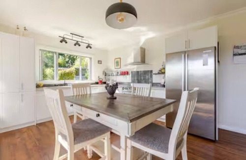 Upper Hutt Cottage | Wallace View - Upper Hutt's Best Kept Secret - Pet Friendly