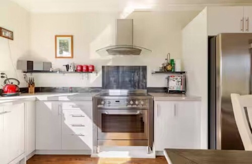 Upper Hutt Cottage | Wallace View - Upper Hutt's Best Kept Secret - Pet Friendly