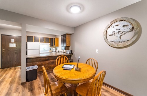 Rib Mountain Bed & Breakfast | Walnut Fireside Deluxe Suite @ the Inn