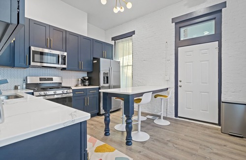 East Walnut HIlls House | Walnut Hills Mansion-sleeps14! TVs in every room!