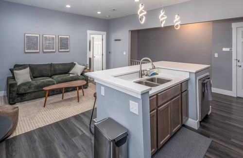 Walnut Hills Apartment | Walnut Hills+Sleeps 7ppl+King+Queen Beds+Parking+Wifi+Smart Tvs
