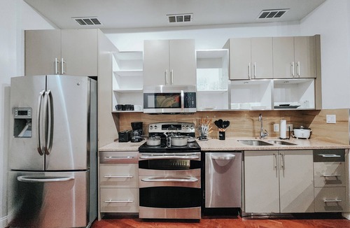 Gayborhood Apartment | Walnut Premium/King Bed/65" TV/Ping-Pong