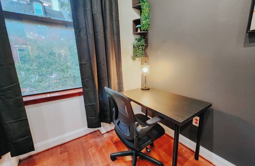 Gayborhood Apartment | Walnut Premium/King Bed/65" TV/Ping-Pong
