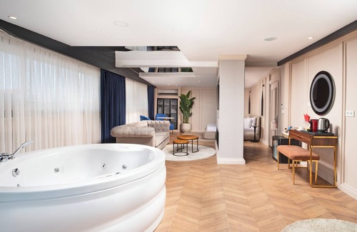 Pera Hotel | Walton Gardens Pera