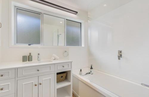 Wanaka House | Wanaka Ski & Lake Escape | Sleeps 11 | 2 living