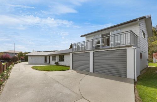 Wanaka House | Wanaka Ski & Lake Escape | Sleeps 11 | 2 living