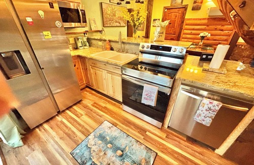Eureka Springs Cabin | Wanderer Mountain Views Lounge,Bar, patio Lake access,kayaks,Grill,Fireplace,TV