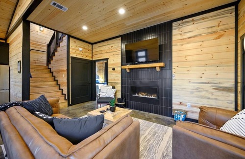 Pickens Cabin | Wandering Pines Hot Tub Fire Pit Bunk Room