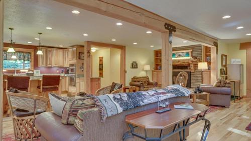 Rhododendron House | Wandering Woods - Meredith Lodging