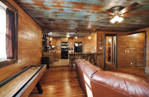 Grandview Plaza Apartment | Wanderlust Suite - Rustic 2 Bed, 2 Bath Apt, King Beds!