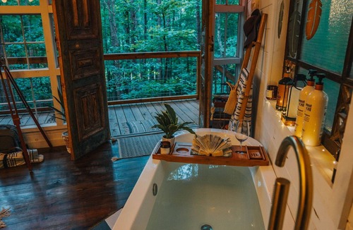 Crane Hill Cabin | WANDERLUST TREEHOUSE REAL LIFE FAIRYTALE FOR TWO.HIDDEN DEEP IN THE WOODS