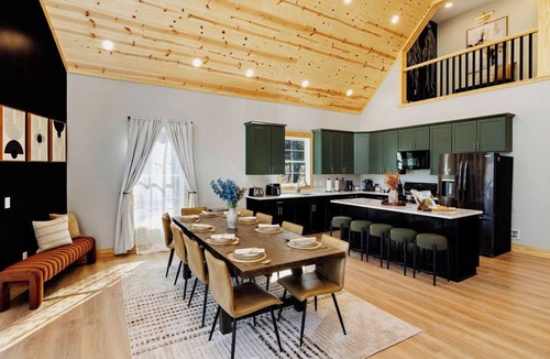 McGaheysville House | Wanderlust Villa – Spacious Mt cabin w/Game room, Hot tub and Karaoke nights !