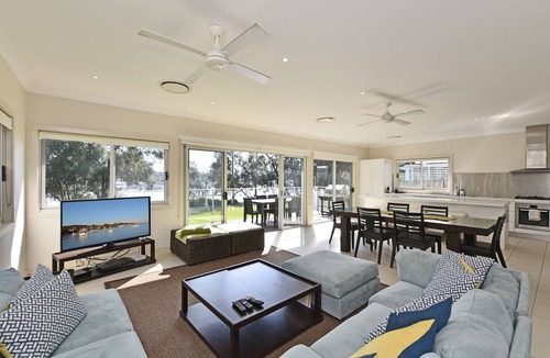 Wangi Wangi House | Wangi Lakehouse - renovated Lake Macquarie lakefront Location