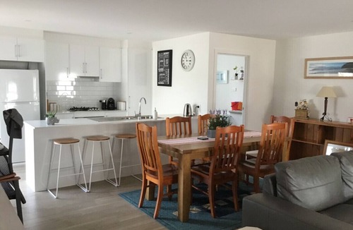 Warilla Villa | Warilla · Beach Retreat - Bright and Airy Townhouse