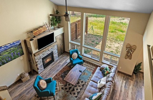 Estes Park House | Warm and bright contemporary mountain townhome minutes from RMNP & downtown.