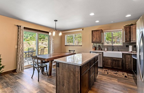 Estes Park House | Warm and bright contemporary mountain townhome minutes from RMNP & downtown.