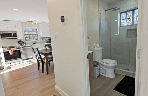 Capitol Heights Bed & Breakfast | Warm and Bright Home | Metro | 1 Min Walk | Md