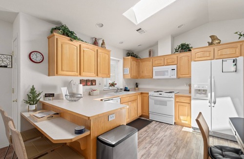 Grants Pass Cottage | WARM AND INVITING, PEACEFUL No steps, Wide doorways , Recliner, Garage