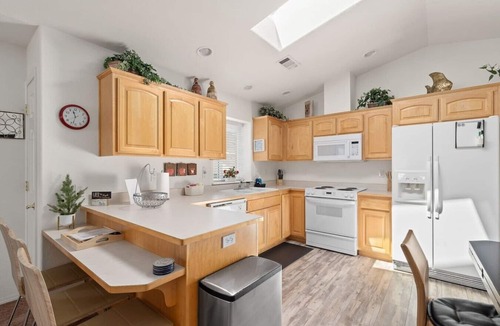 Grants Pass Cottage | Warm and Inviting Peaceful, LazyBoy Recliner