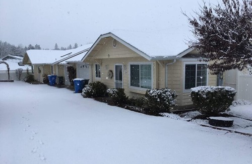 Grants Pass Cottage | Warm and Inviting Peaceful, LazyBoy Recliner