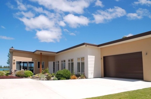 Huntingdon House | Warm and peaceful with unobstructed lake views.