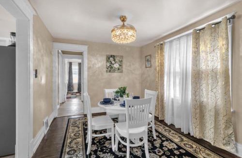 Cheektowaga House | Warm and Spacious 2 Bed Apt