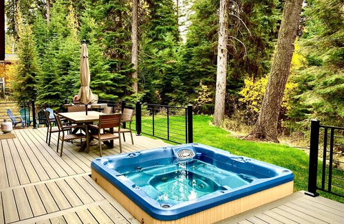 McCall House | Warm and Spacious Home Near Town/Lake -Private Hot Tub & Pool Table. Pool/Tennis