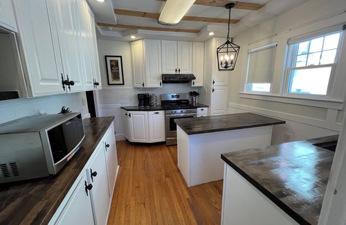 Springfield House | Warm, charming 3BR house w fenced yard in quiet neighborhood close to everything