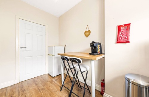 Glasgow Apartment | Warm & Cosy Family Home With Free Parking!