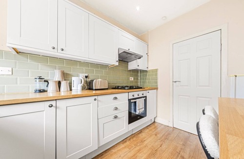 Glasgow Apartment | Warm & Cosy Family Home With Free Parking!