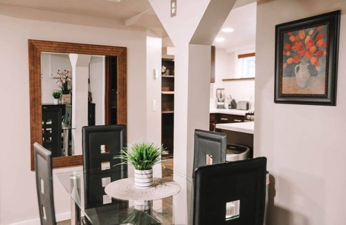 Wallingford Apartment | Warm & Cozy 2BR in Wallingford | Skyline Peek