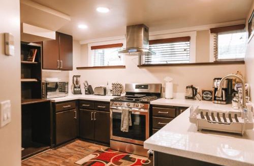 Wallingford Apartment | Warm & Cozy 2BR in Wallingford - Skyline Peek
