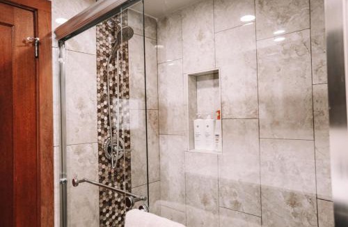 Wallingford Apartment | Warm & Cozy 2BR in Wallingford - Skyline Peek