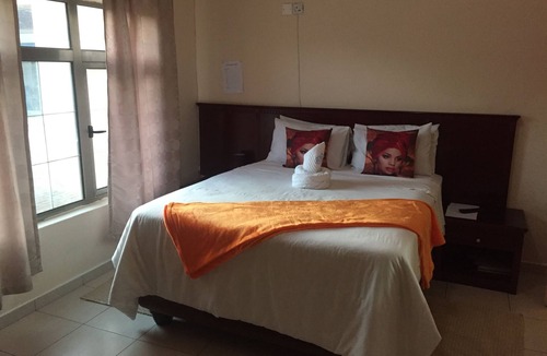 Kanye Hotel | Warm Hands Hotel