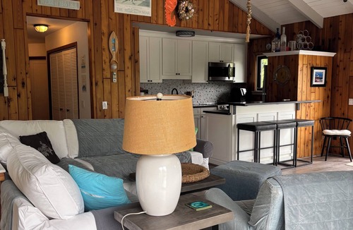 Culloden Shores House | Warm, Inviting Beachhouse with Spa in Great Location of Montauk! RR-26-911