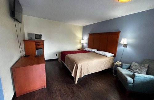 Longview Hotel | Warm, Inviting Room Perfect for Weekend Getaways Near Downtown Longview