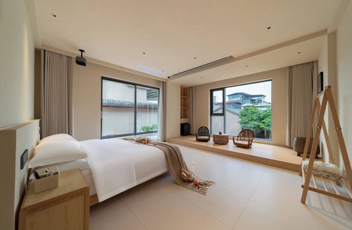 Dujiangyan Hotel | Warm Shore