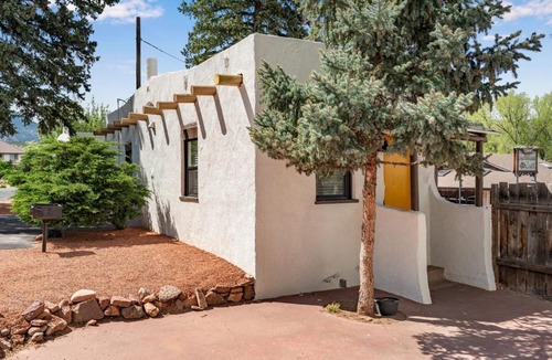 Manitou Springs Apartment | Warm Studio in Manitou Springs Walk Downtown