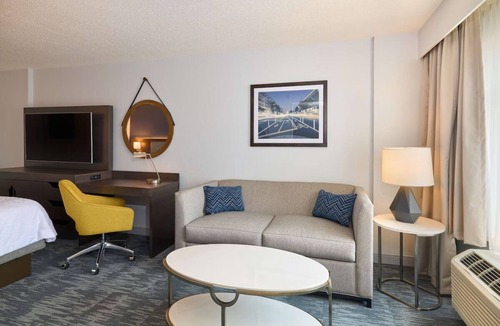 Mount Vernon Triangle Hotel | Washington DC Downtown Studio King Bed Sofa Bed Ideal for Business Travel