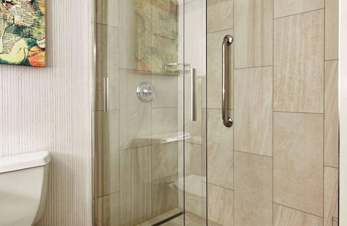 Friendship Heights Hotel | Washington DC Suites with Metro Access | Indoor Pool | 4 Units w/Free Breakfast