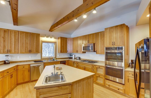 Houston Cabin | Wasilla 'Spruce Moose' Cabin: Lakefront + Hot Tub!