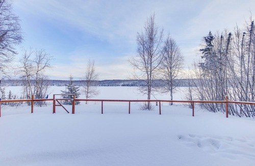Houston Cabin | Wasilla 'Spruce Moose' Cabin: Lakefront + Hot Tub!