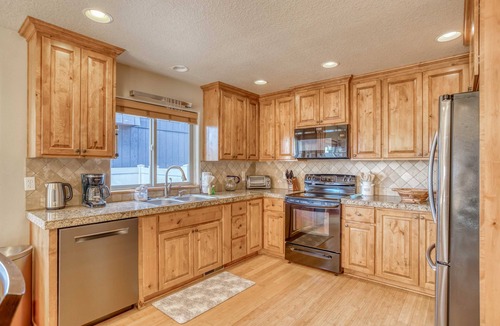 Depoe Bay House | Watch Whales, Walk to Depoe Bay from this Two-Story Home with King Suite