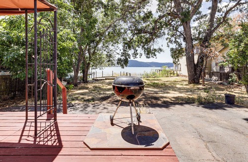 Clearlake Cottage | Watefront Getaway w/Mtn Views & Dock in Clearlake