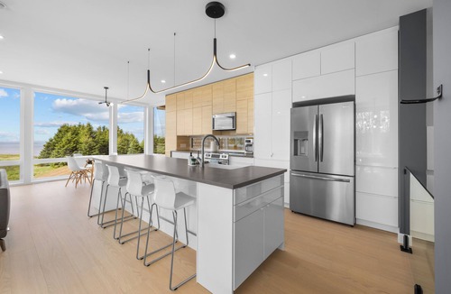 DeSable House | Water Front 6BR Oasis w/Hot Tub & Views, Near Victoria-by-the-Sea