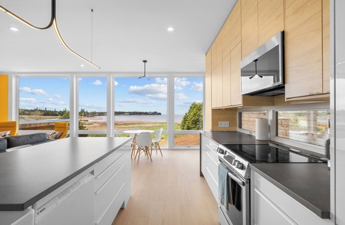 DeSable House | Water Front 6BR Oasis w/Hot Tub & Views, Near Victoria-by-the-Sea